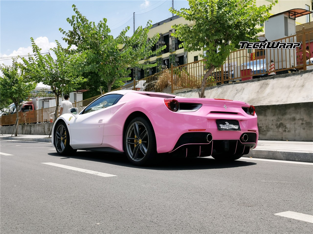 新加坡实拍难得一见的粉色法拉利 458 italia！_新浪新闻